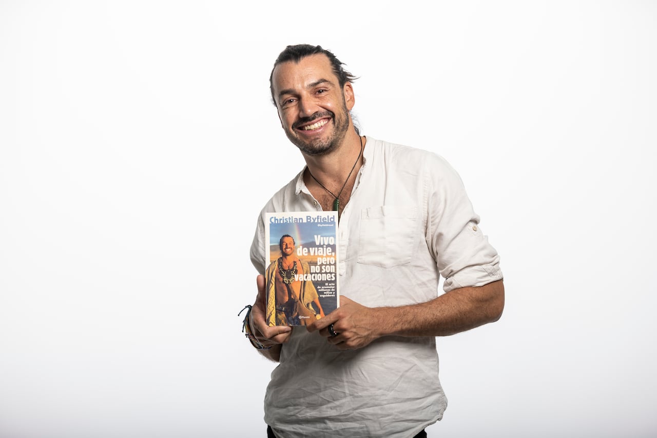 ‘Vivo de viaje, pero no son vacaciones’, Christian Byfield, el creador de contenido que ha conocido 98 países lanza su segundo libro