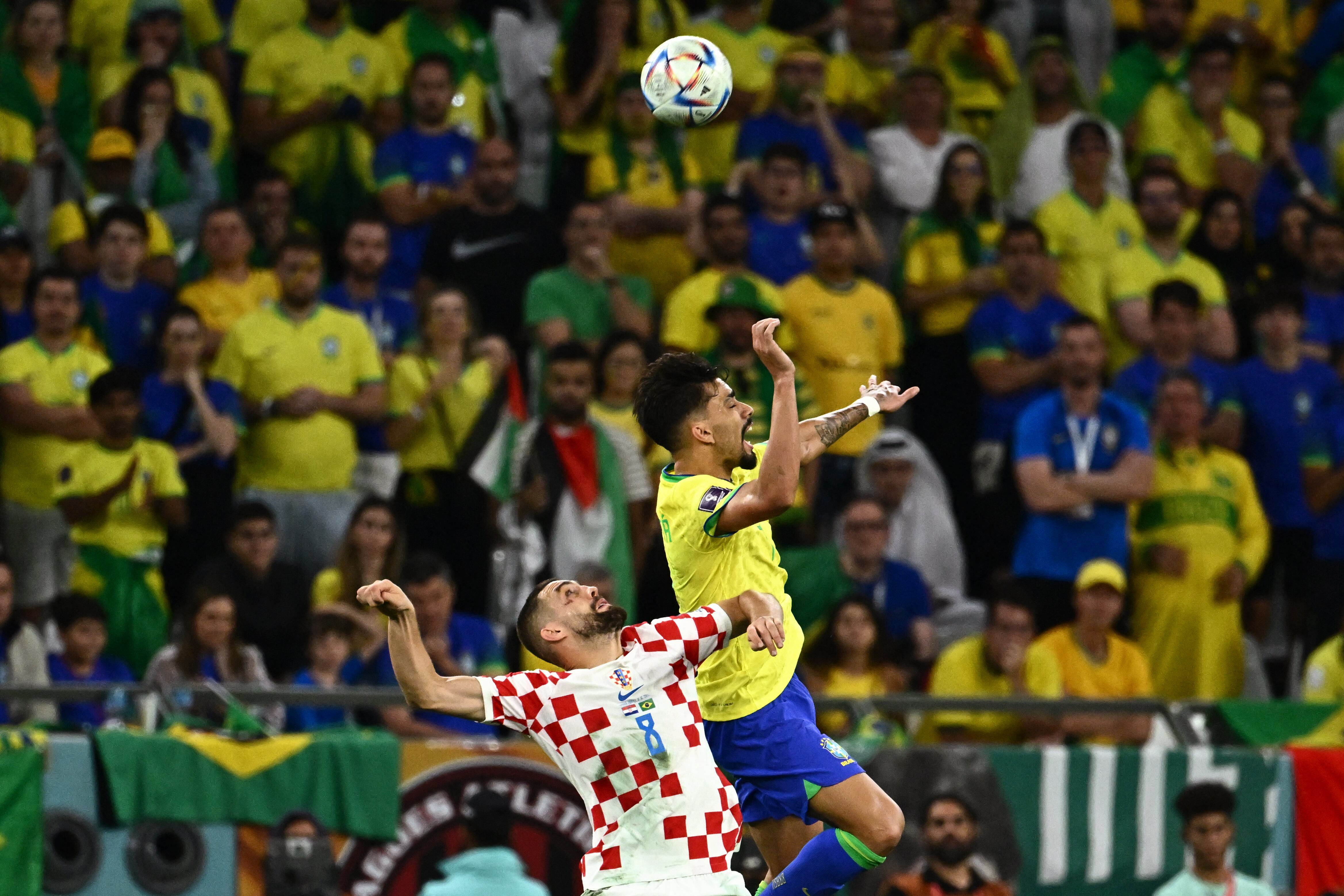 El mediocampista de Croacia #08 Mateo Kovacic y el mediocampista de Brasil #07 Lucas Paqueta saltan para un cabezazo durante el partido de fútbol de cuartos de final de la Copa Mundial de Qatar 2022 entre Croacia y Brasil en el Education City Stadium en Al-Rayyan, al oeste de Doha, el 9 de diciembre de 2022 (Foto de Joya SAMAD / AFP)