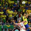 El mediocampista de Croacia #08 Mateo Kovacic y el mediocampista de Brasil #07 Lucas Paqueta saltan para un cabezazo durante el partido de fútbol de cuartos de final de la Copa Mundial de Qatar 2022 entre Croacia y Brasil en el Education City Stadium en Al-Rayyan, al oeste de Doha, el 9 de diciembre de 2022 (Foto de Joya SAMAD / AFP)