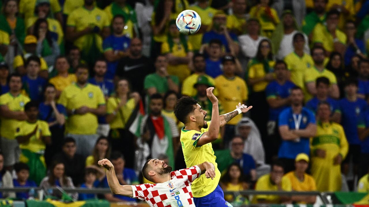 El mediocampista de Croacia #08 Mateo Kovacic y el mediocampista de Brasil #07 Lucas Paqueta saltan para un cabezazo durante el partido de fútbol de cuartos de final de la Copa Mundial de Qatar 2022 entre Croacia y Brasil.