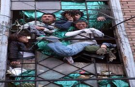 Los cuartos son alquilados para consumir droga. En una habitación de dos metros cuadros pueden estar hasta diez personas. Cada una paga 2.000 pesos por el derecho a estar ahí. Cuando la policía llega buscando delincuentes, armas y drogas se forma el caos.