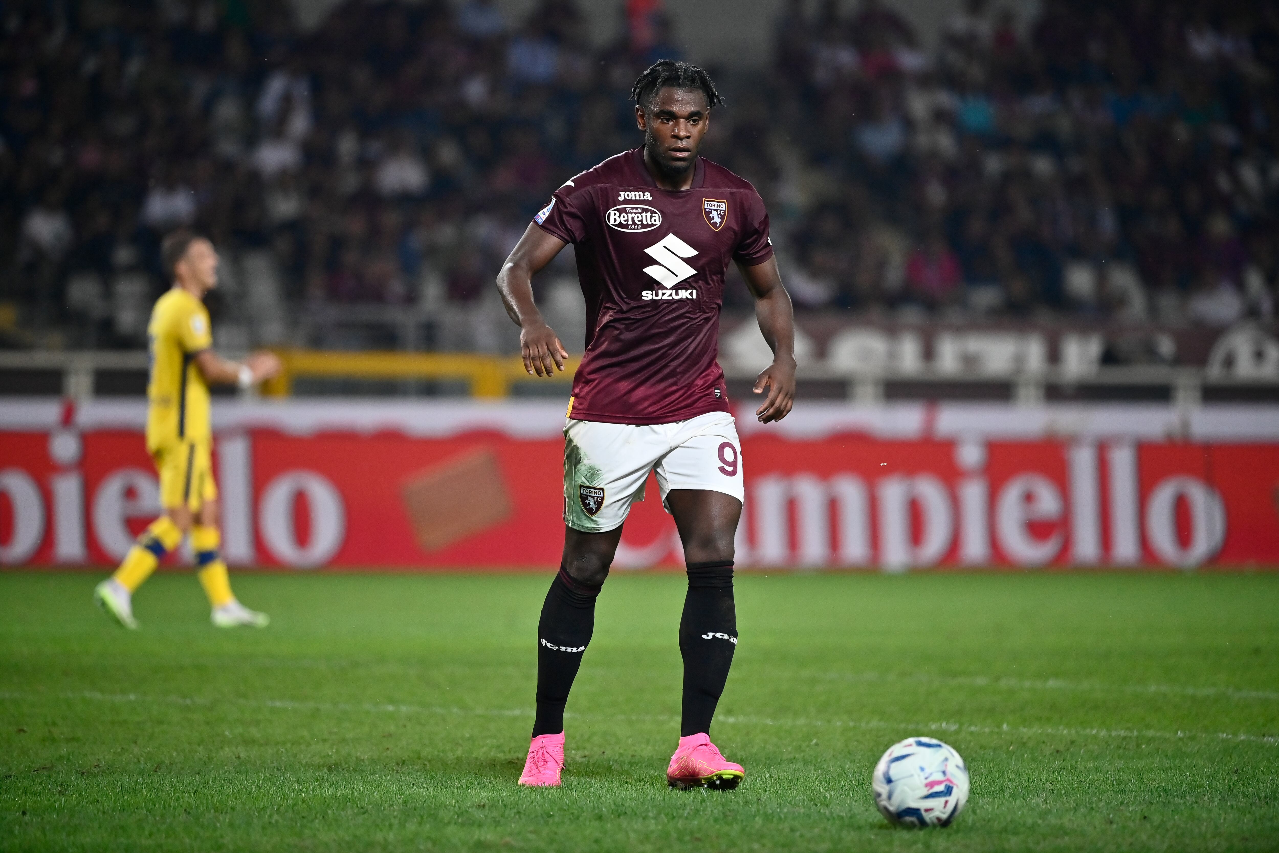 Duvan Zapata del Torino FC reacciona durante el partido Serie A TIM entre el Torino FC y Hellas Verona FC en el Stadio Olimpico di Torino el 2 de octubre de 2023 en Turín, Italia. (Foto de Stefano Guidi/Getty Images)