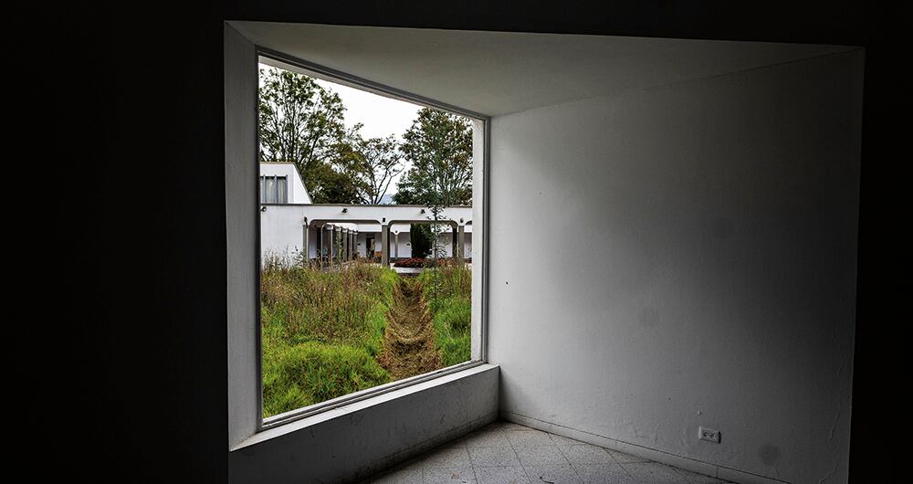 Un patio intervenido que va adquiriendo la cara de trinchera, y que en Colombia acaso podría ser una fosa común. 