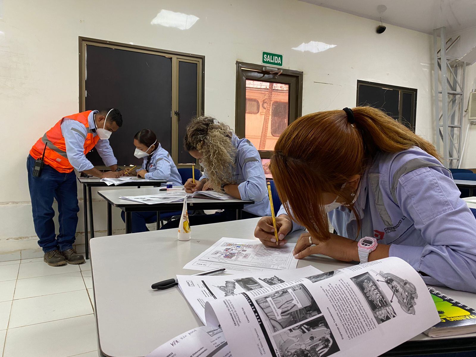 El Programa de Profesionales en Entrenamiento de Drummond capacita a habitantes de las zonas de operación,  incluyendo mujeres, para que ocupen cargos dentro de la compañía.