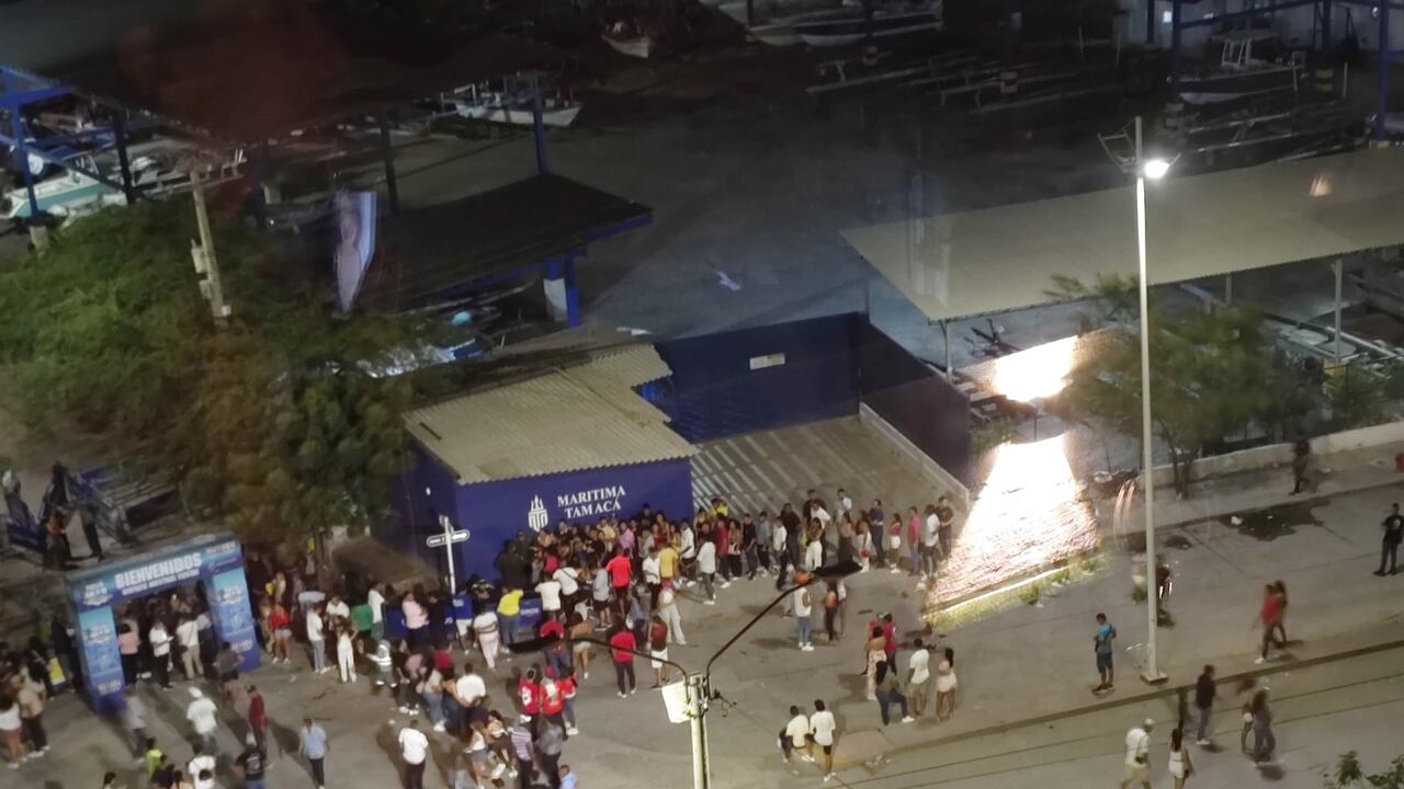 Fila de personas intentando ingresar al evento en Santa Marta.