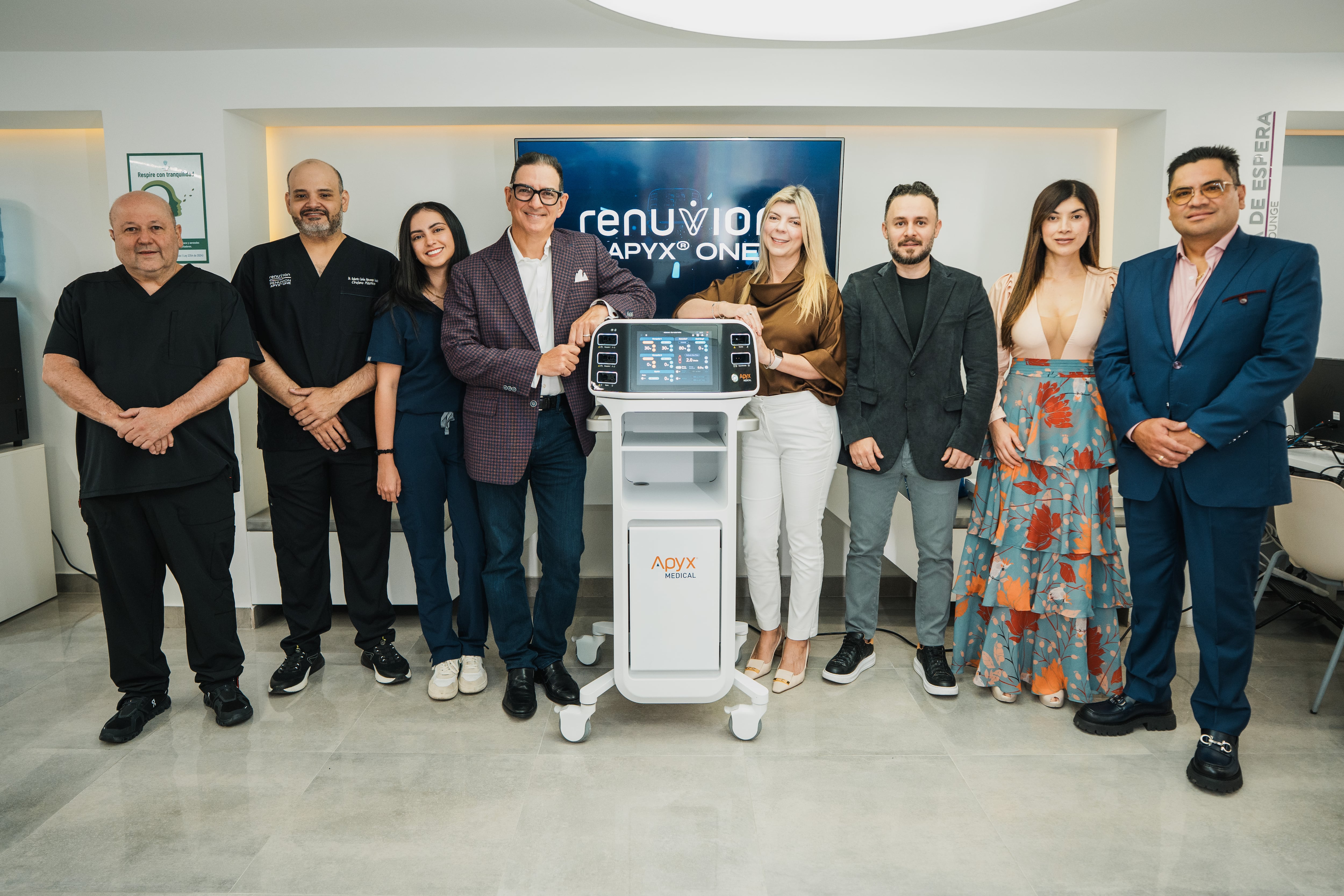La presentación de Renuvion Apyx One se llevo a cabo el pasado 16 de octubre en la Clínica Cliniq, en Medellín.
