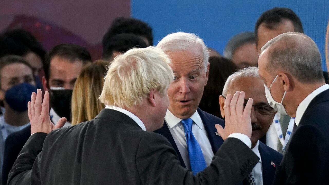 El presidente de Estados Unidos, Joe Biden, en el centro, y el primer ministro británico, Boris Johnson, a la izquierda, comparten unas palabras con el presidente de Turquía, Tayyip Erdogan, a la derecha, en el centro de conferencias La Nuvola para la cumbre del G20 en Roma, el sábado 30 de octubre de 2021. (Kevin Lamarque/Pool Photo via AP)