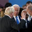 El presidente de Estados Unidos, Joe Biden, en el centro, y el primer ministro británico, Boris Johnson, a la izquierda, comparten unas palabras con el presidente de Turquía, Tayyip Erdogan, a la derecha, en el centro de conferencias La Nuvola para la cumbre del G20 en Roma, el sábado 30 de octubre de 2021. (Kevin Lamarque/Pool Photo via AP)