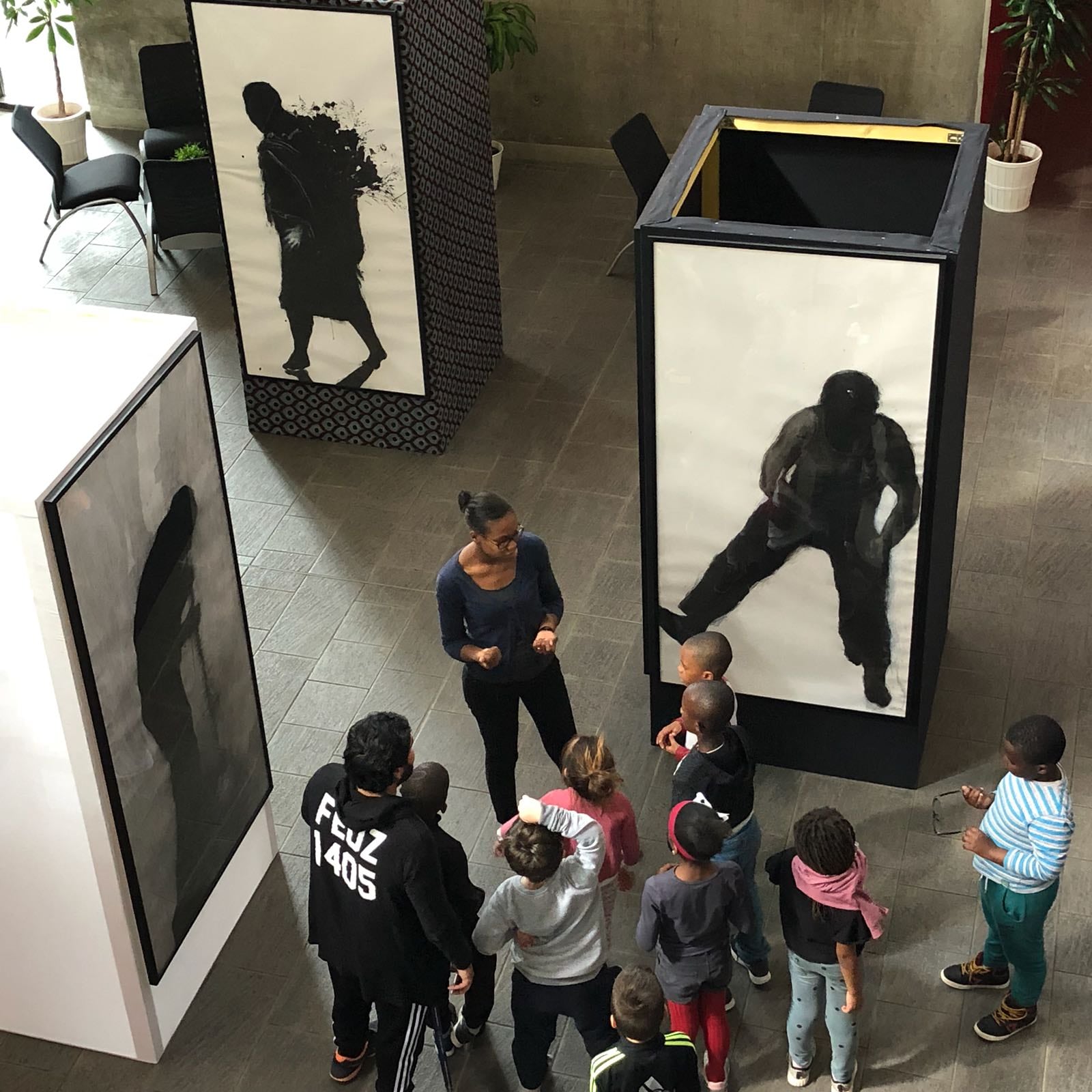 Dieciocho obras de gran formato conforman 'Errancia en el país del olvido', la exposición de la artista colombo-francesa Constanza Aguirre.