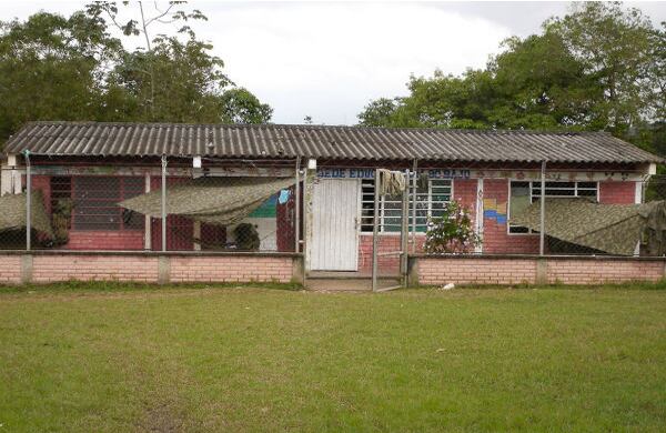 Infringiendo una clara disposición del derecho internacional humanitario, un pelotón del ejército instala sus tiendas en una institución educativa en una zona rural cerca al pueblo de Filo Gringo.