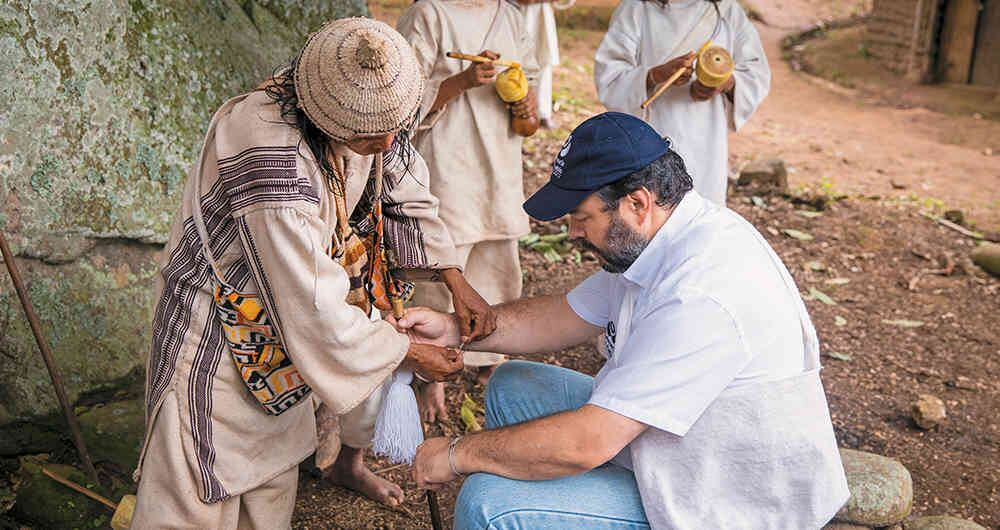 El defensor recibe una manilla como símbolo de protección del pueblo kogui.