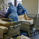 Los médicos que usan equipo de protección personal (EPP) trabajan en la unidad de cuidados intensivos para pacientes con coronavirus Covid-19 en el hospital de emergencia Sklifosovsky de Moscú en Moscú el 20 de octubre de 2021. - Rusia dijo el 20 de octubre que 1.028 personas murieron de Covid durante los últimos 24 años. horas, un nuevo récord, mientras el presidente Vladimir Putin reflexiona sobre la introducción de restricciones a nivel nacional para frenar la propagación de la enfermedad. (Foto de Dimitar DILKOFF / AFP)