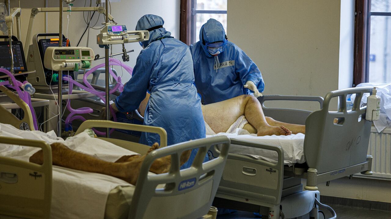 El médico es acusado por los delitos de falsificación y uso de documentación falsa.