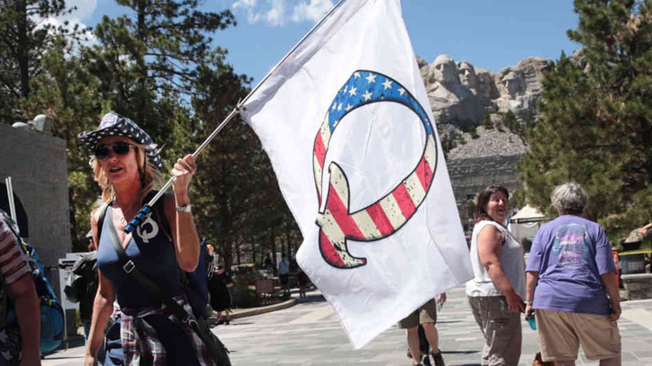 El movimiento que empezó en internet promoviendo teorías de la conspiración, se convirtió en uno de los principales instigadores indirectos del asalto al capitolio que hoy es investigado por el gobierno estadounidense.