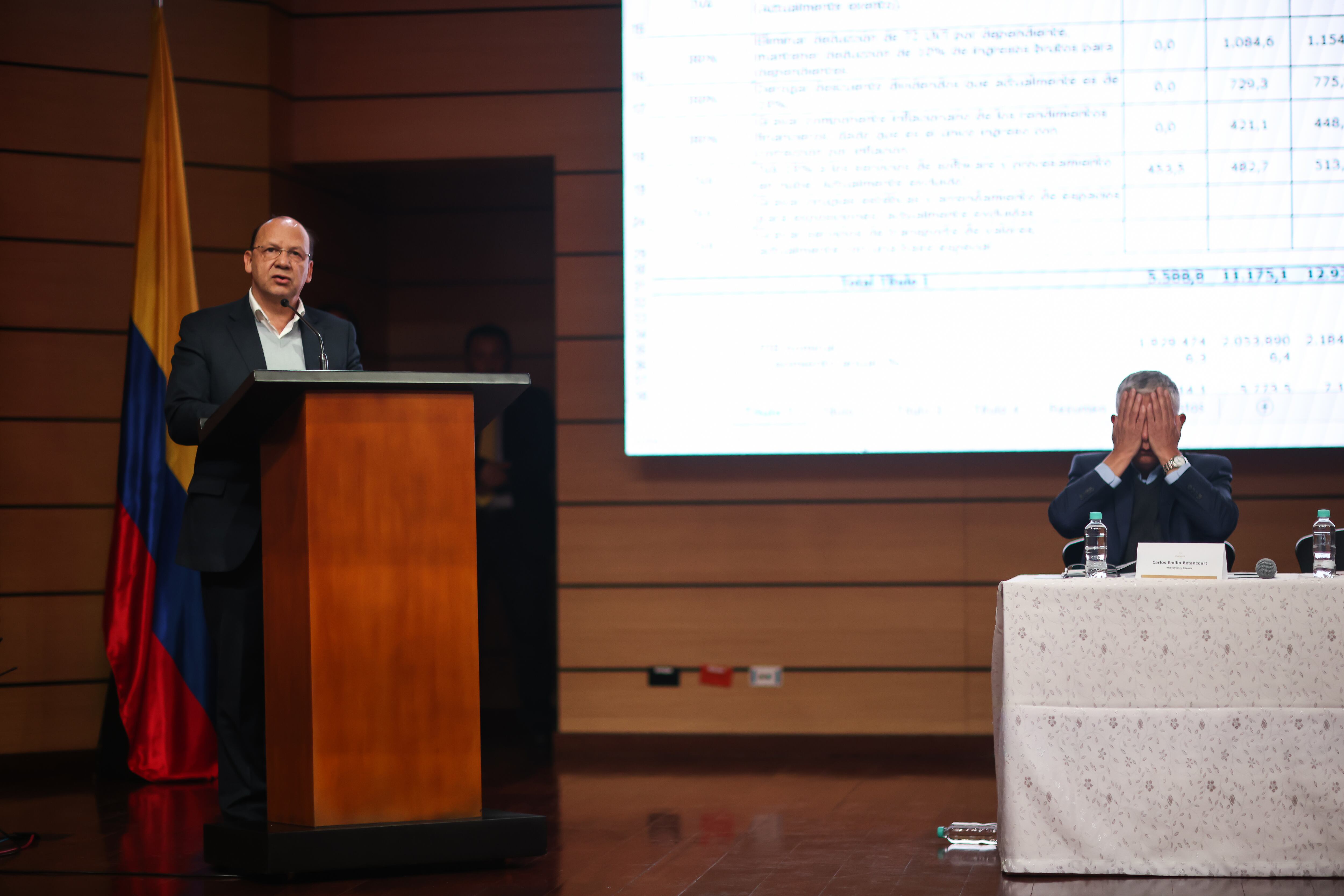 Rueda de prensa de la Ley de financiamiento con el ministro de hacienda, Germán Ávila, los viceministros Carlos Betancourt y Leonardo Pazos y la Dir. de Presupuesto, Martha Hernández.