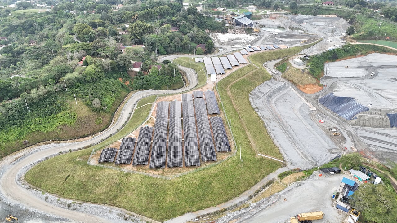 Primer Parque Solar de Autoconsumo en un depósito de relaves en Segovia, Antioquia. Aris Mining.