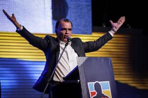 Óscar Iván Zuluaga ganó la candidatura de su partido al alcanzar el 43 % en el consolidado de las encuestas realizadas para definir al ganador entre cinco aspirantes.