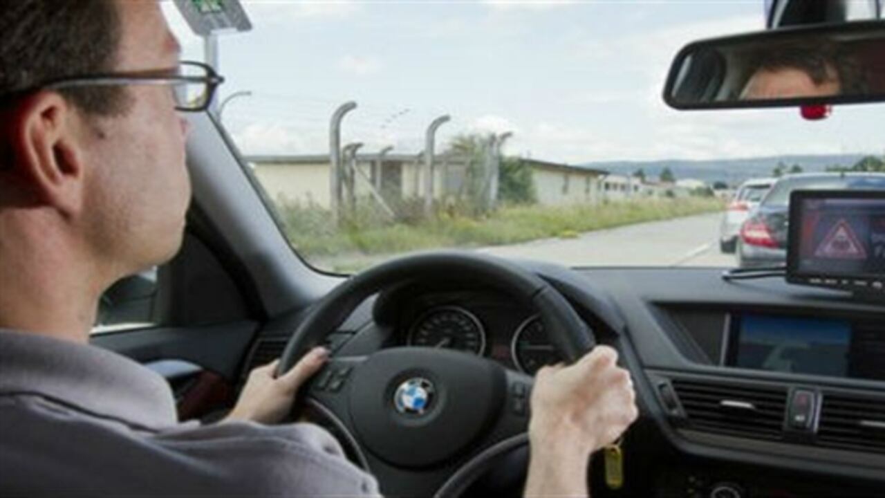 Los automóviles muestran informan a través de un monitor instalado en el tablero.