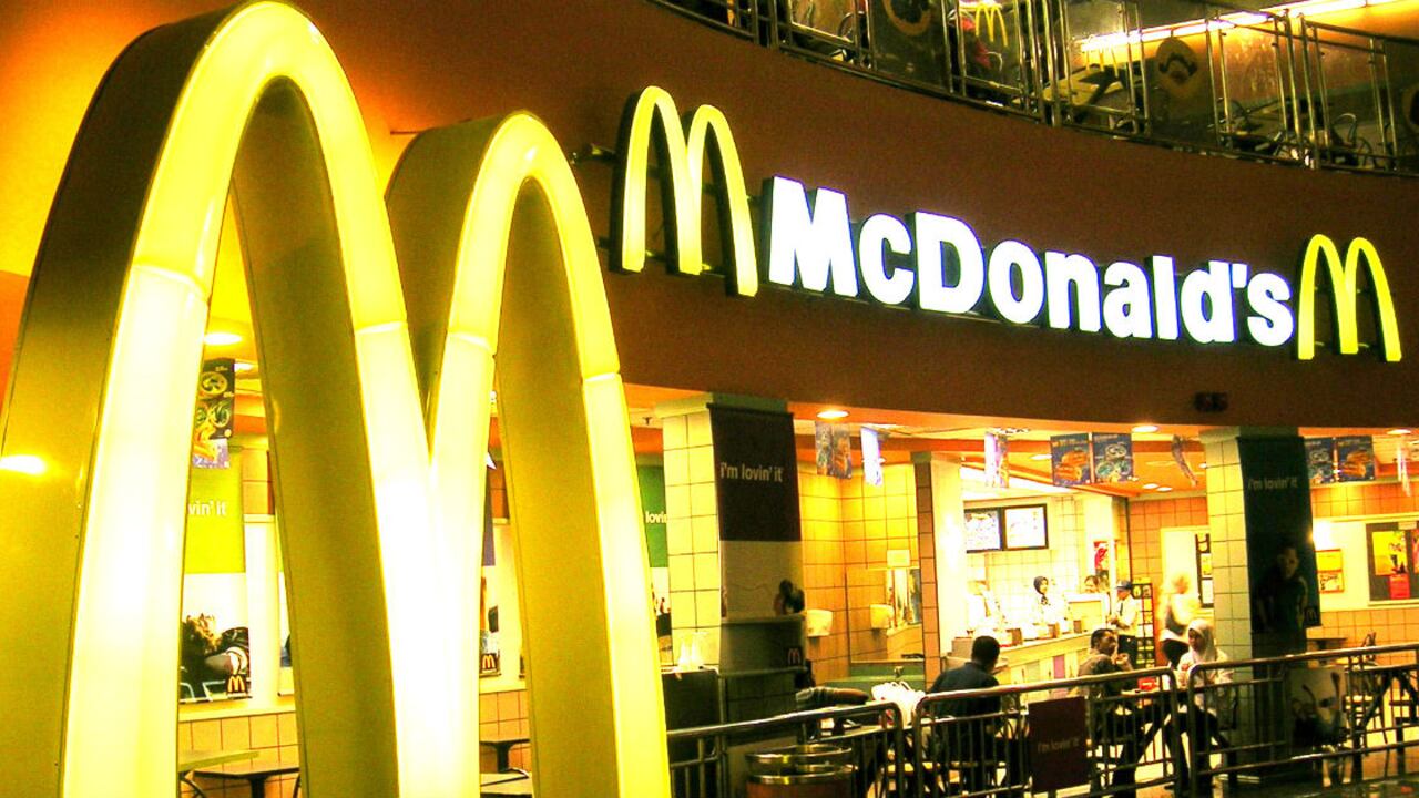 En agosto del año pasado, la famosa cadena de los arcos dorados reportó su peor caída en ventas mensuales en más de una década.