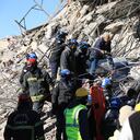 Rescatistas de Malasia y Turquía buscan sobrevivientes bajo los escombros de edificios derrumbados en Nurdagi, en el campo de Gaziantep, el 9 de febrero de 2023, tres días después de un terremoto mortal que azotó Turquía y Siria. (Photo by Zein Al RIFAI / AFP)