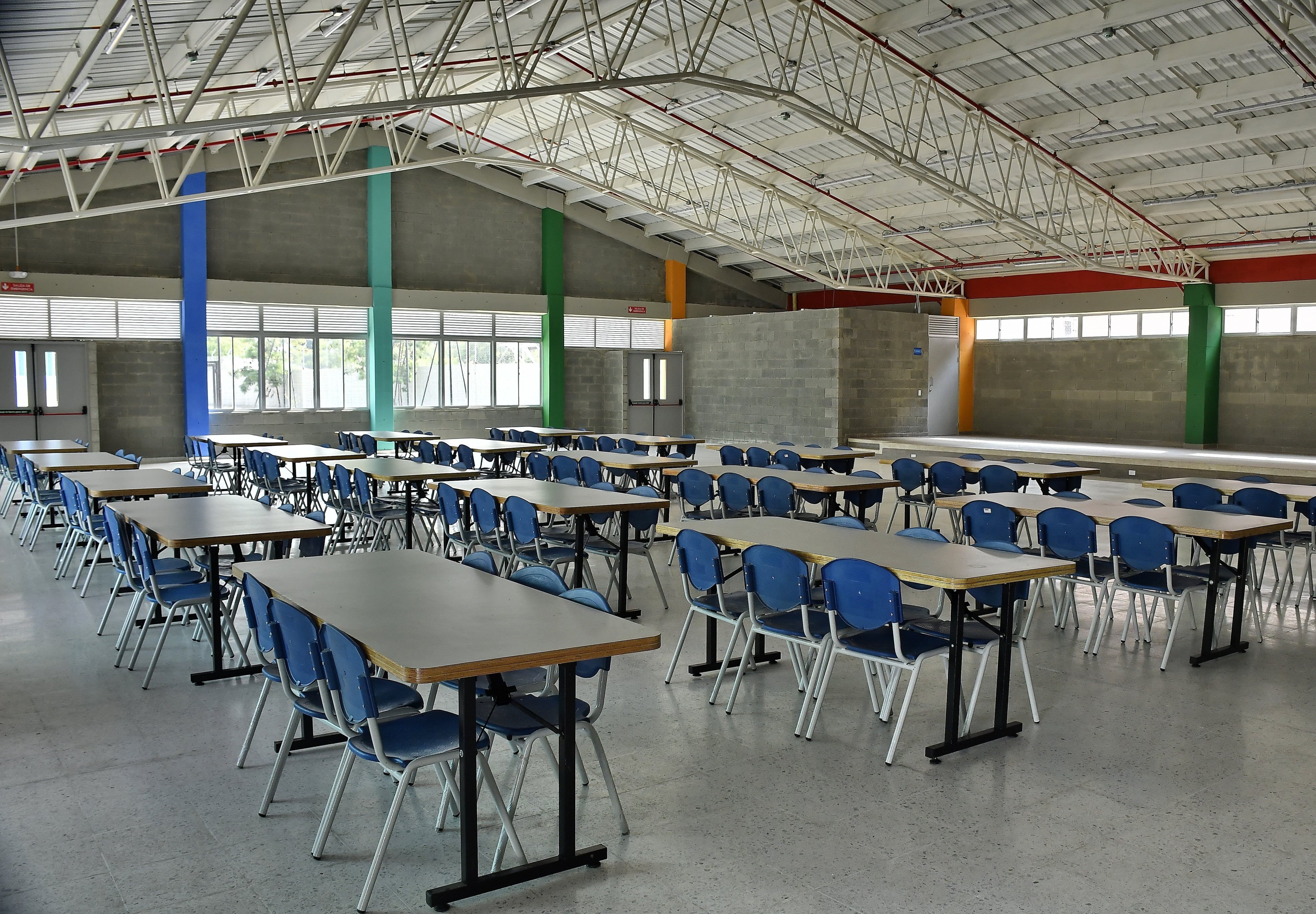 En el regreso a clases, este lunes 27 de enero, estudiantes de la Institución Técnica Comercial Villa del Sur serán recibidos con una nueva sede, $18.185 millones se invirtieron en la nueva infraestructura de la sede educativa principal de Villa del Sur con capacidad para 1.120 estudiantes.
25 aulas nuevas, tres aulas mejoradas, una biblioteca escolar y una placa polideportiva hacen parte de la nueva planta física ubicada en la comuna 11 de Cali. Fotos Raúl Palacios / El País.
