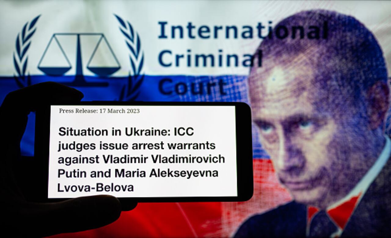 La orden de captura contra el fiscal de la CPI por parte de Rusia fue expedida dos meses después de que ese tribunal emitiera una decisión similar contra el presidente ruso, Vladimir Putin. (Photo Illustration by Jonathan Raa/NurPhoto via Getty Images)