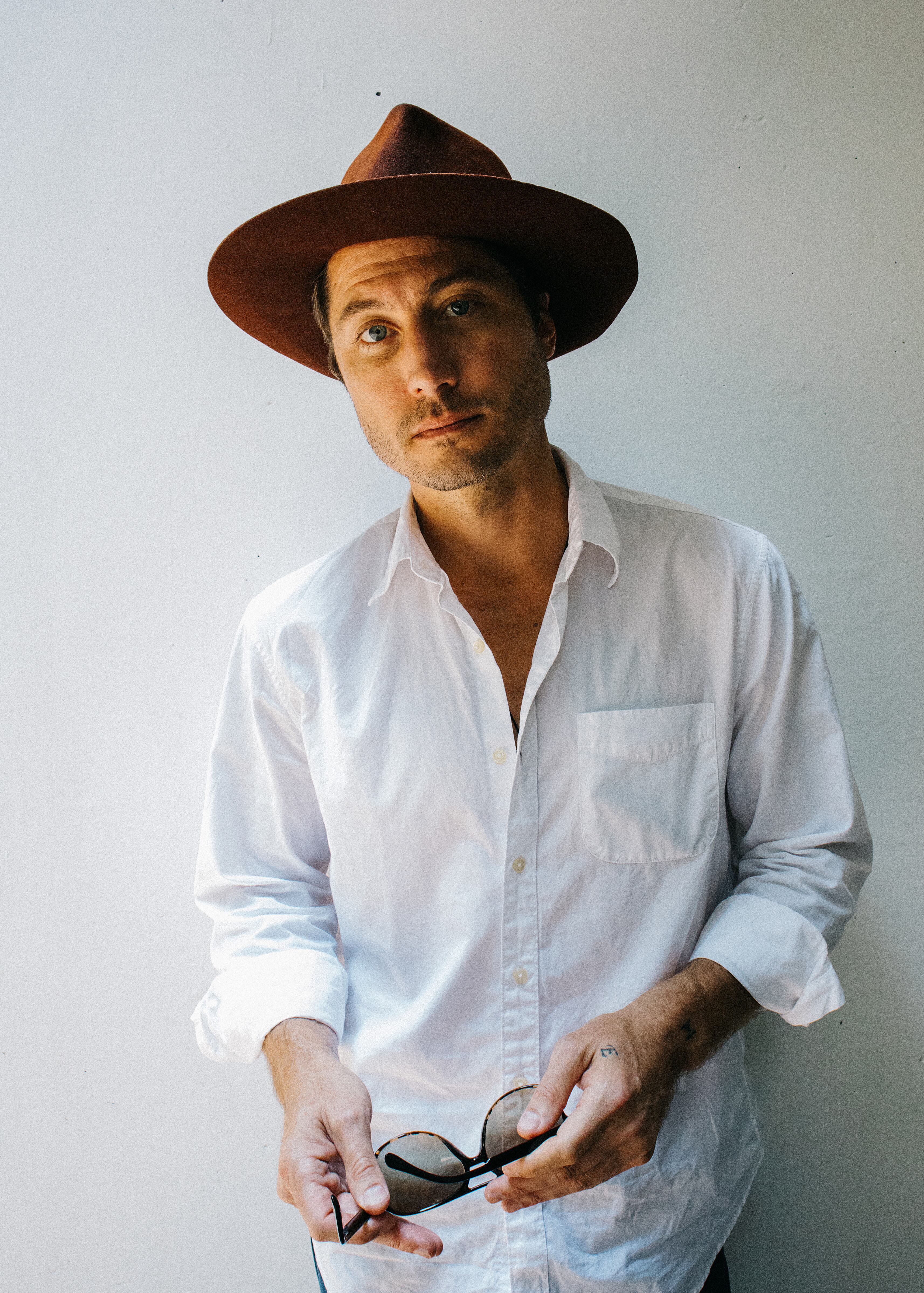 Gasoline Rainbow, de los Hermanos Ross ('Bloody Nose Empty Pockets', 'Contemporary Color'), quienes aplican su enfoque híbrido al road trip cinematográfico.