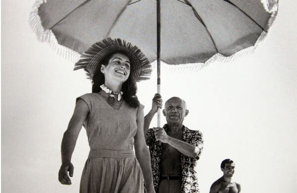 Pablo Picasso y su musa Françoise Gilot, a quien el artista inmortalizó en su retrato ‘La Femme-Fleur’. Capa fue amigo y fotografió a muchos artistas y escritores, como Ernest Hemingway y Henri Matisse.