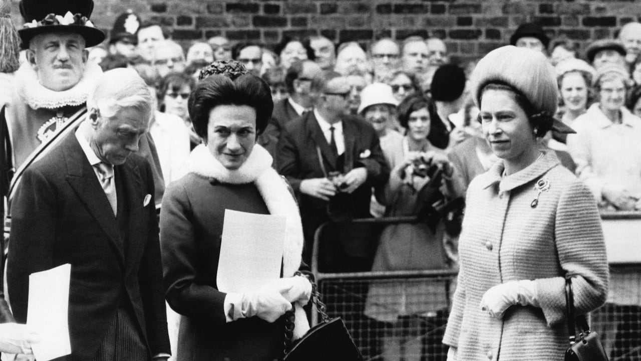 MARLBOROUGH, ROYAUME-UNI - 07 JUIN: La reine Elizabeth II, le duc de Windsor ex roi Edward VIII et la duchesse de Windsor Wallis Simpson assistent a la ceremonie celebrant le centenaire de la naissance de la reine Mary lors de l'inauguration de la plaque commemorative le 7 juin 1967 a Marlborough, Royaume-Uni. (Photo by Keystone-France\Gamma-Rapho via Getty Images)