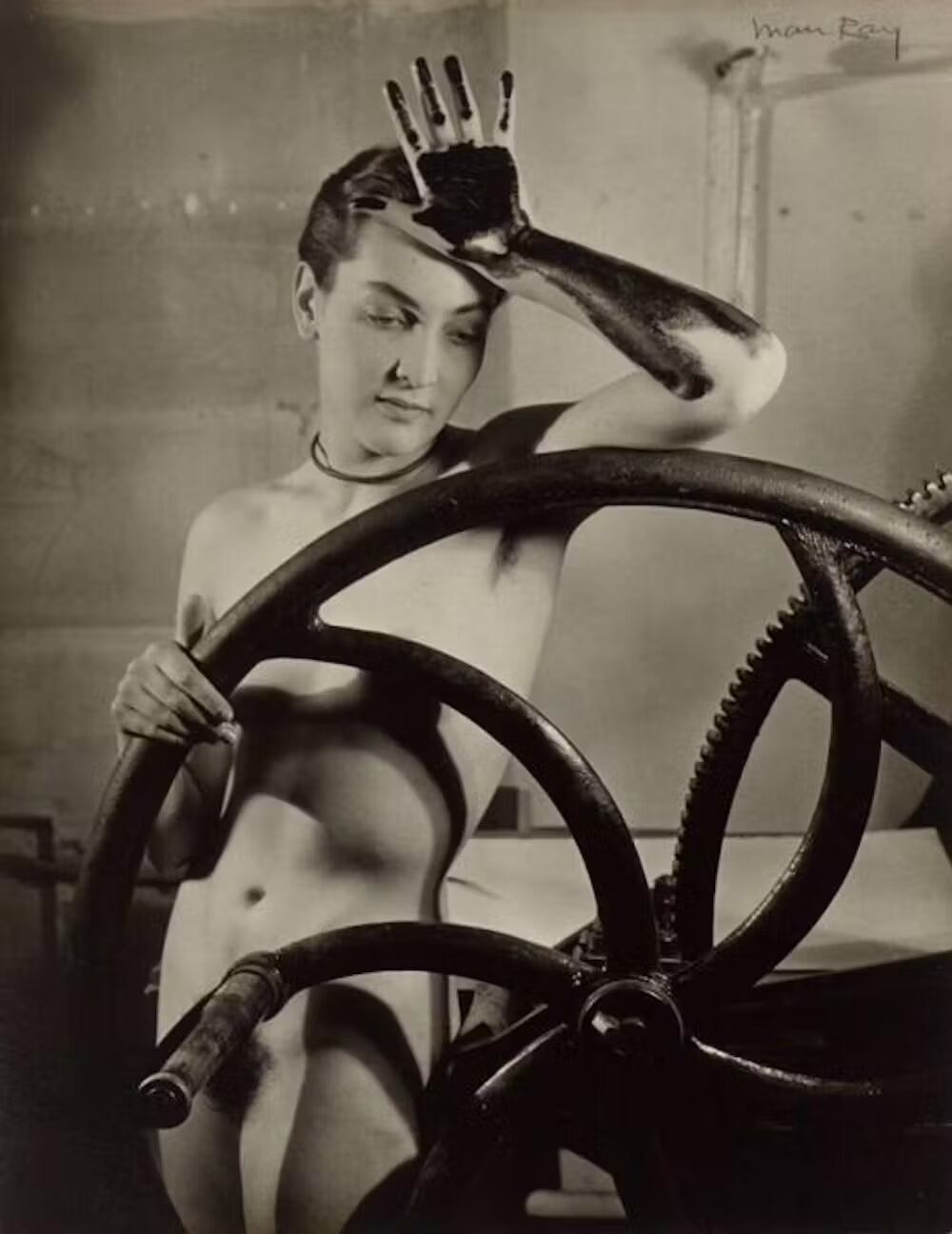 Meret Oppenheim como modelo en la imagen Érotique-Voilée de Man Ray. The Museum of Fine Arts, Houston