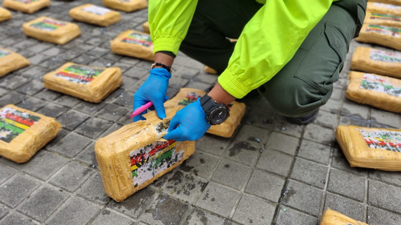 Fueron incautados más de 300 kilos de marihuana ocultos en pulpa de frutas.