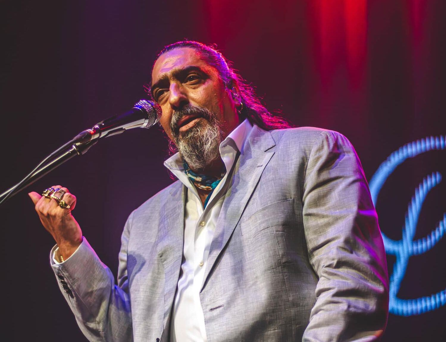 Aunque la sentencia no está firme y puede ser apelada por el hoy condenado, el fallo pone en el centro del debate público la relación entre la figura pública y las denuncias de violencia de género.