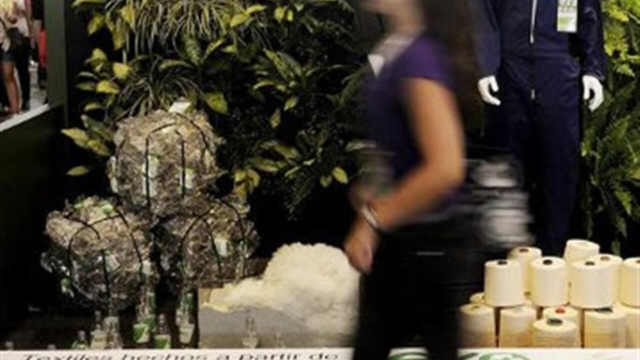 Enka presenta prendas hechas con el reciclaje de botellas plásticas en Medellín como parte de su estrategia de comercialización de productos.