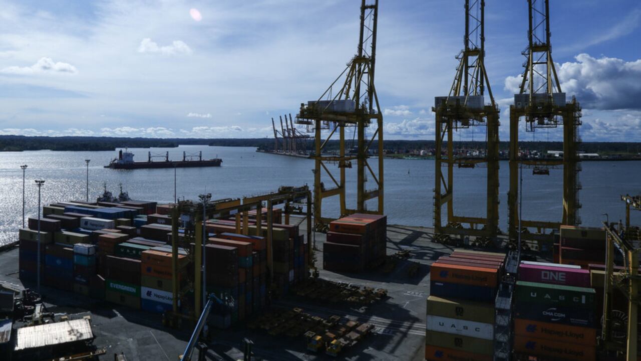 Sitiado por la Inseguridad y los bloqueos, el principal puerto de Colombia sigue sufriendo en materia de desarrollo económico y competitividad. Foto Colprensa