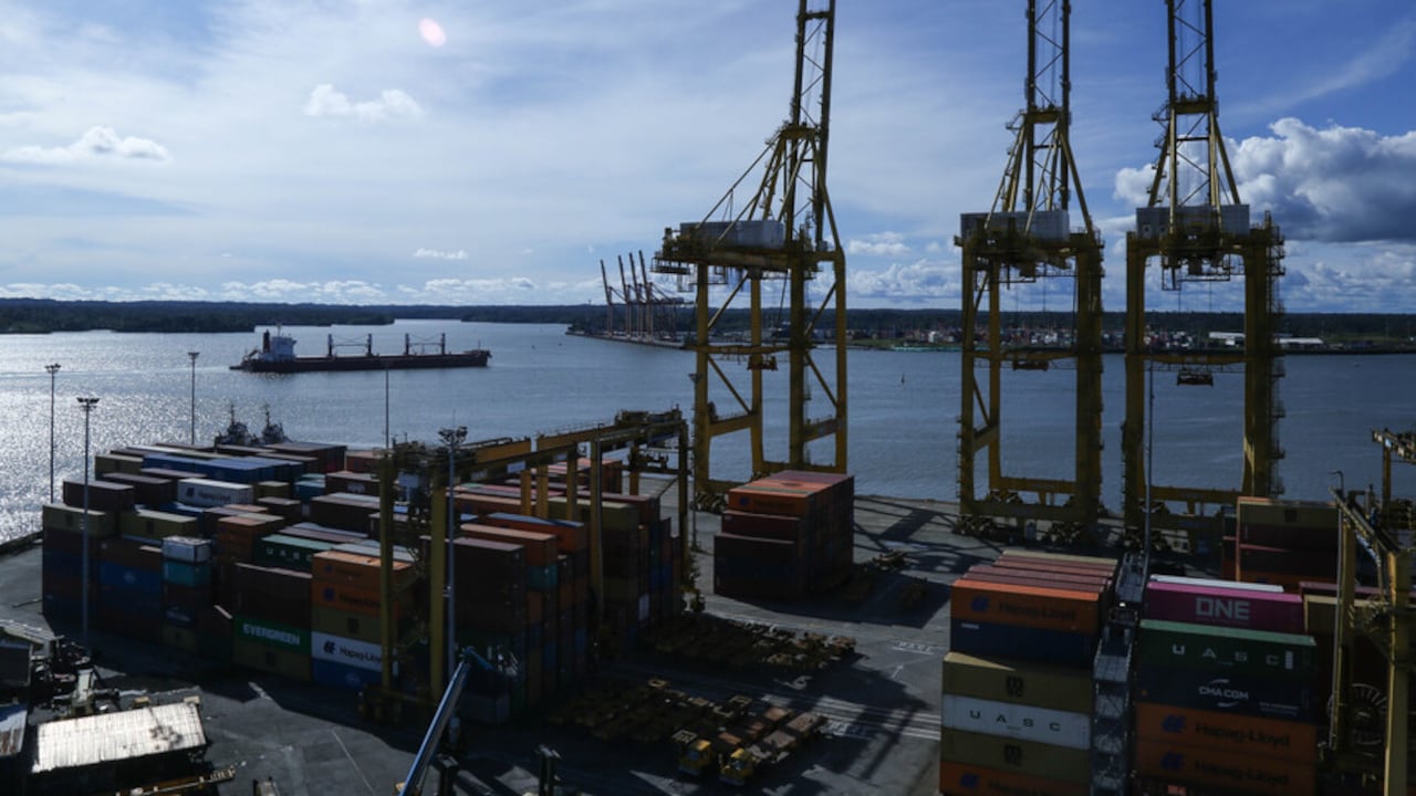 Sitiado por la Inseguridad y los bloqueos, el principal puerto de Colombia sigue sufriendo en materia de desarrollo económico y competitividad. Foto Colprensa