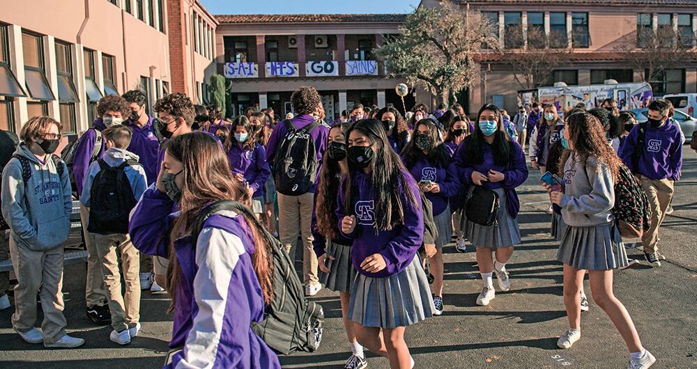Preocupa en Estados Unidos el aumento de casos y hospitalizaciones de menores de edad. Foto: AFP