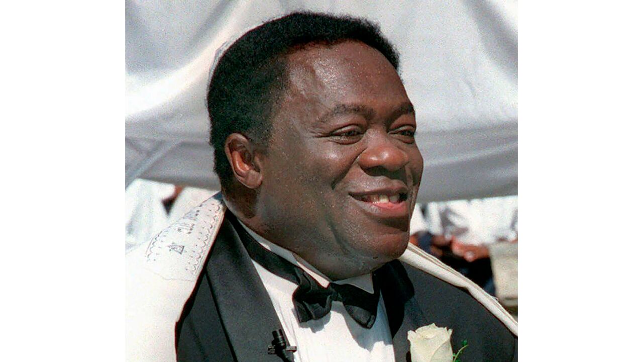 El actor Yaphet Kotto, en un matrimonio en 1998. A los 81 años su esposa anunció su muerte. Una presencia imponente en “Live and Let Die” de James Bond y una interpretación memorable como el Lt. Al Giardello en el drama policial televisivo "Homicide: Life on the Street".