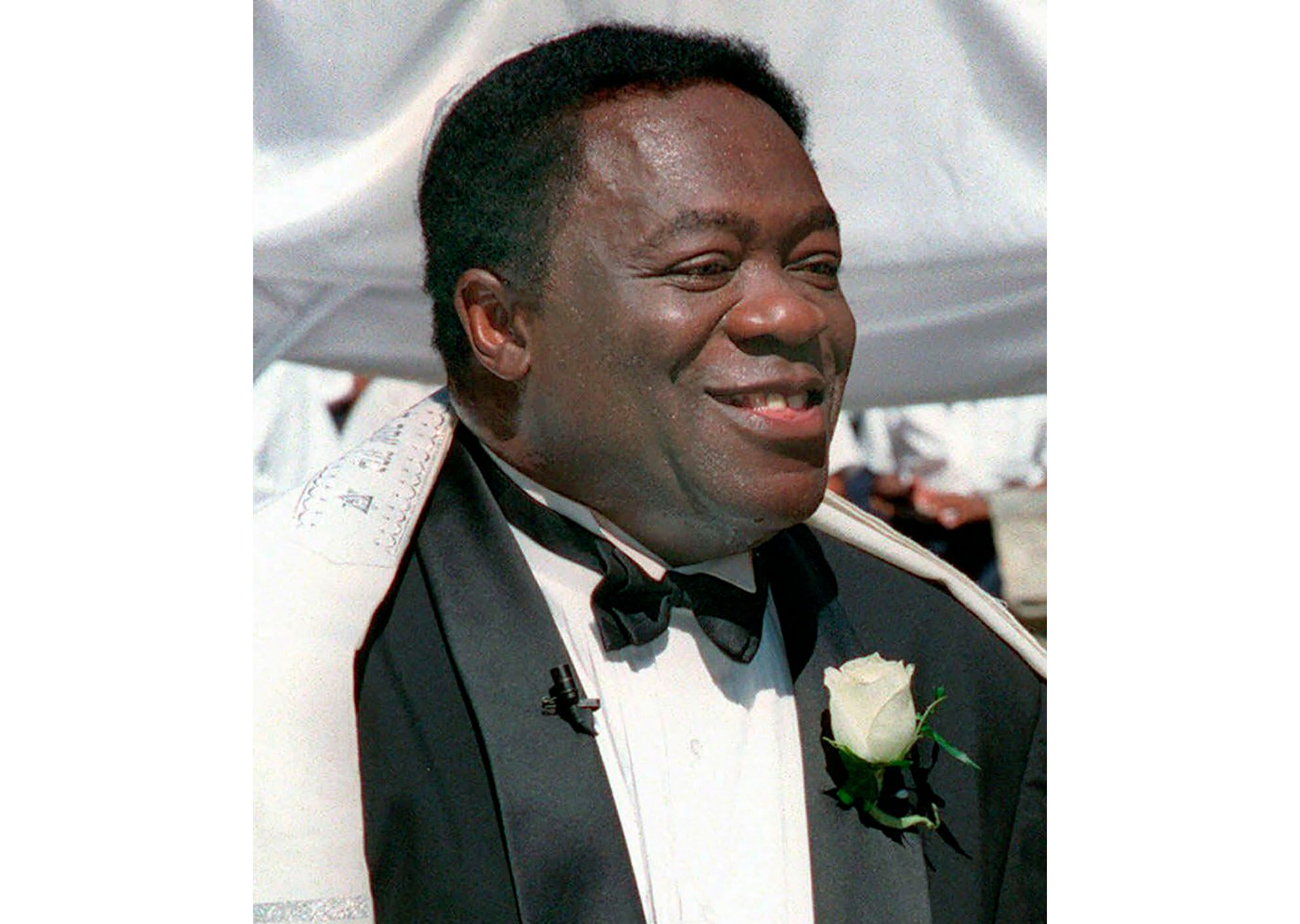 El actor Yaphet Kotto, en un matrimonio en 1998.  A los 81 años su esposa anunció su muerte. Una presencia imponente en “Live and Let Die” de James Bond y una interpretación memorable como el Lt. Al Giardello en el drama policial televisivo "Homicide: Life on the Street".