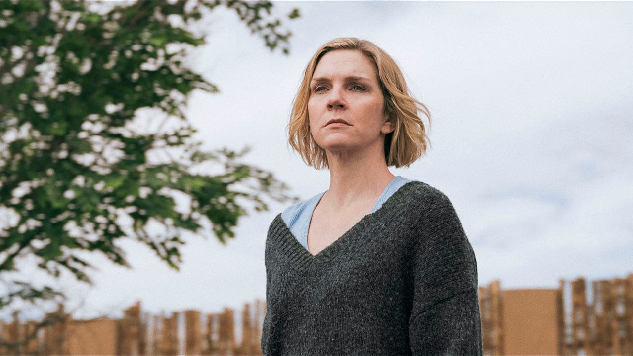 La escritora Carol Sturka (Rhea Seehorn) quiere que el mundo regrese a la normalidad...