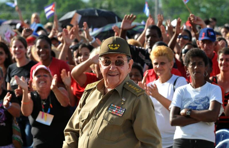 Raúl Castro (Cuba, 2008 - presente). El segundo más anciano de los presidentes de América Latina arrastra problemas físicos desde que pasó trece años en prisión por su actividad guerrillera.
