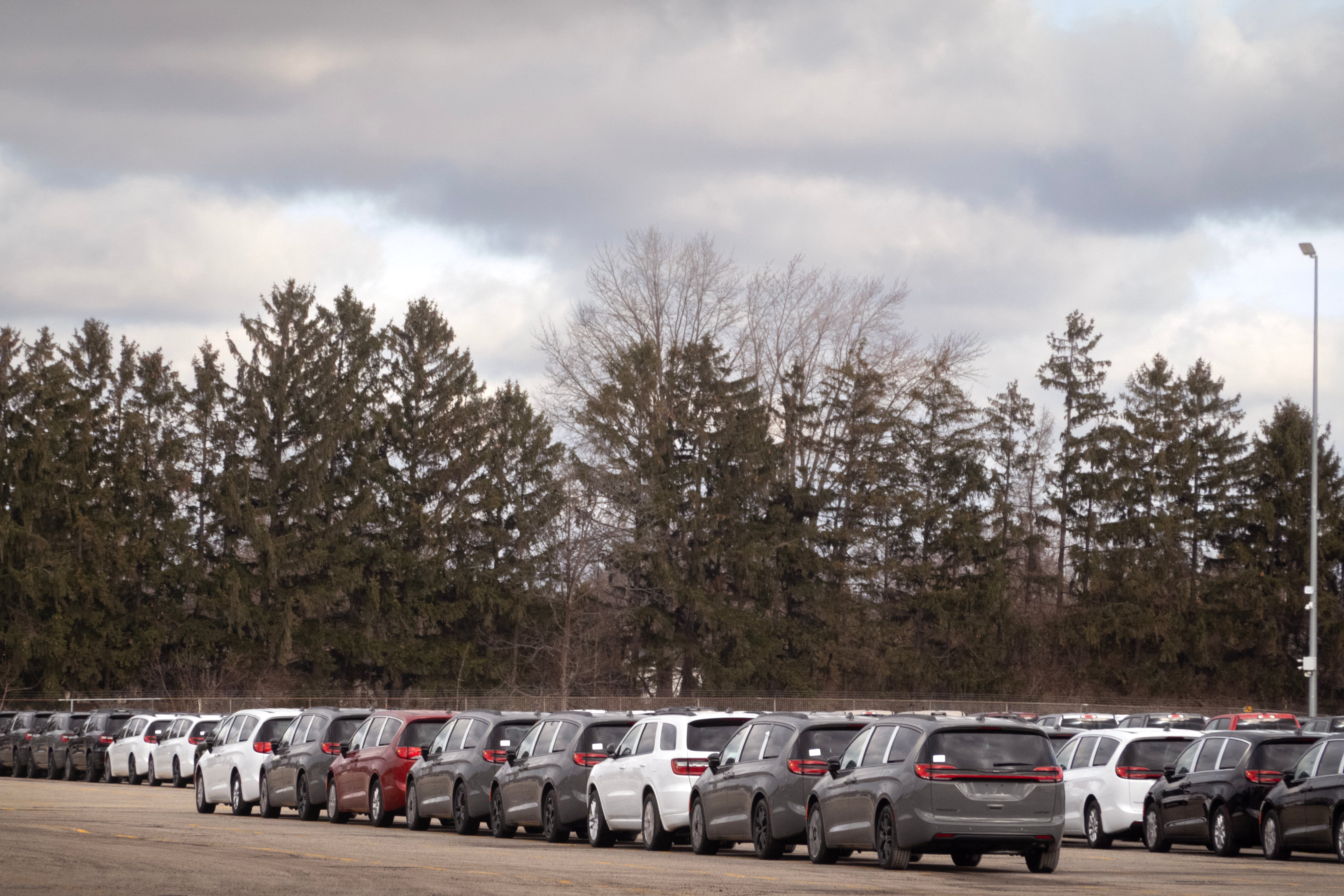 Stellantis anunció el recorte de 900 empleados en dos plantas de EE. UU. tras la decisión de Donald Trump de imponer aranceles del 25 % a los vehículos importados.
