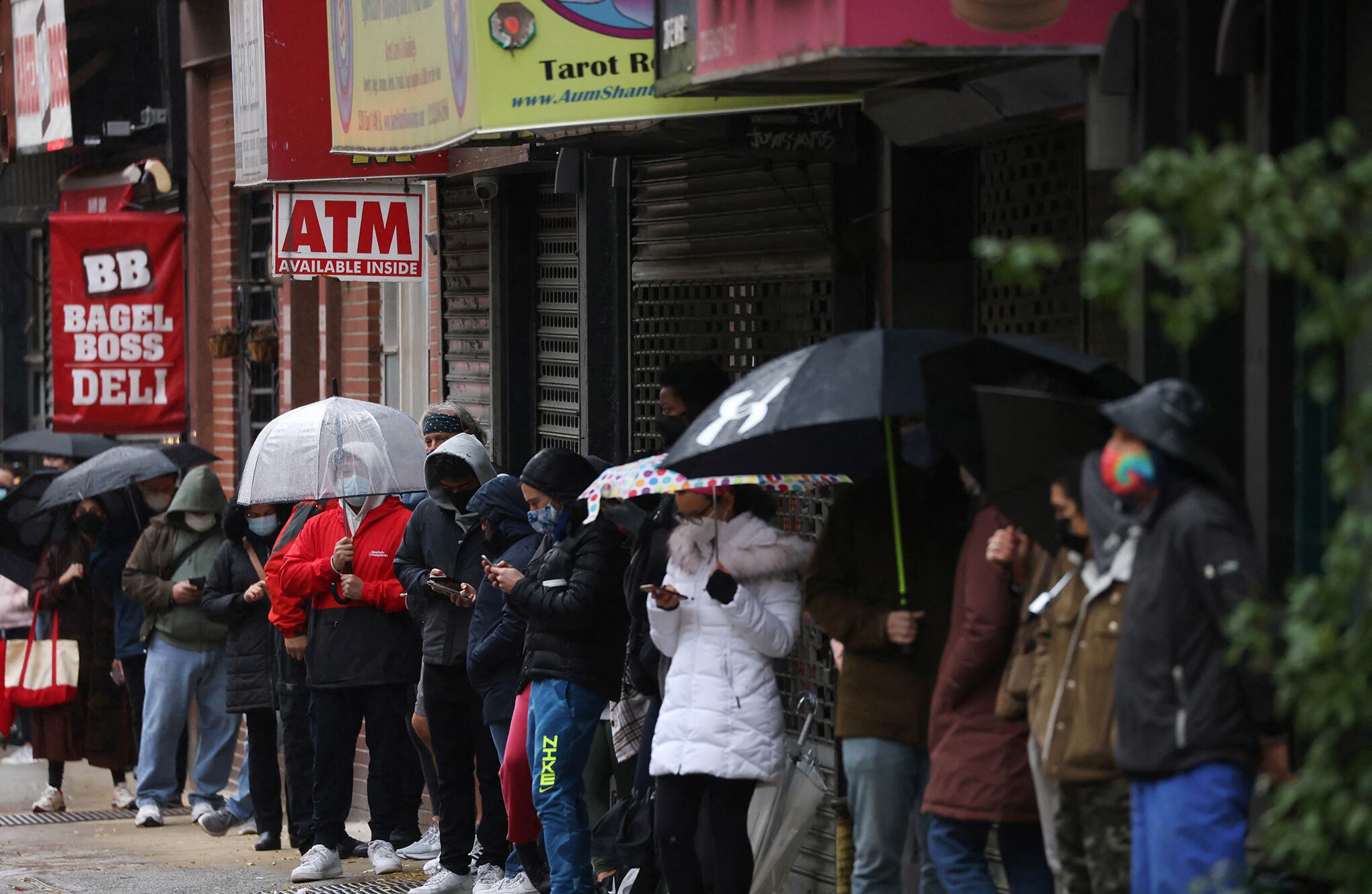 Largas filas para refuerzos y pruebas a medida que aumentan los casos de Omicron