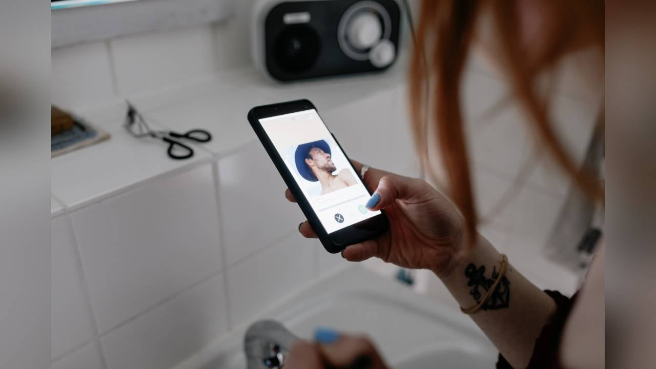 Expertos aconsejan que no es necesario dejar descargar totalmente la batería del celular. Foto: Gettyimages.