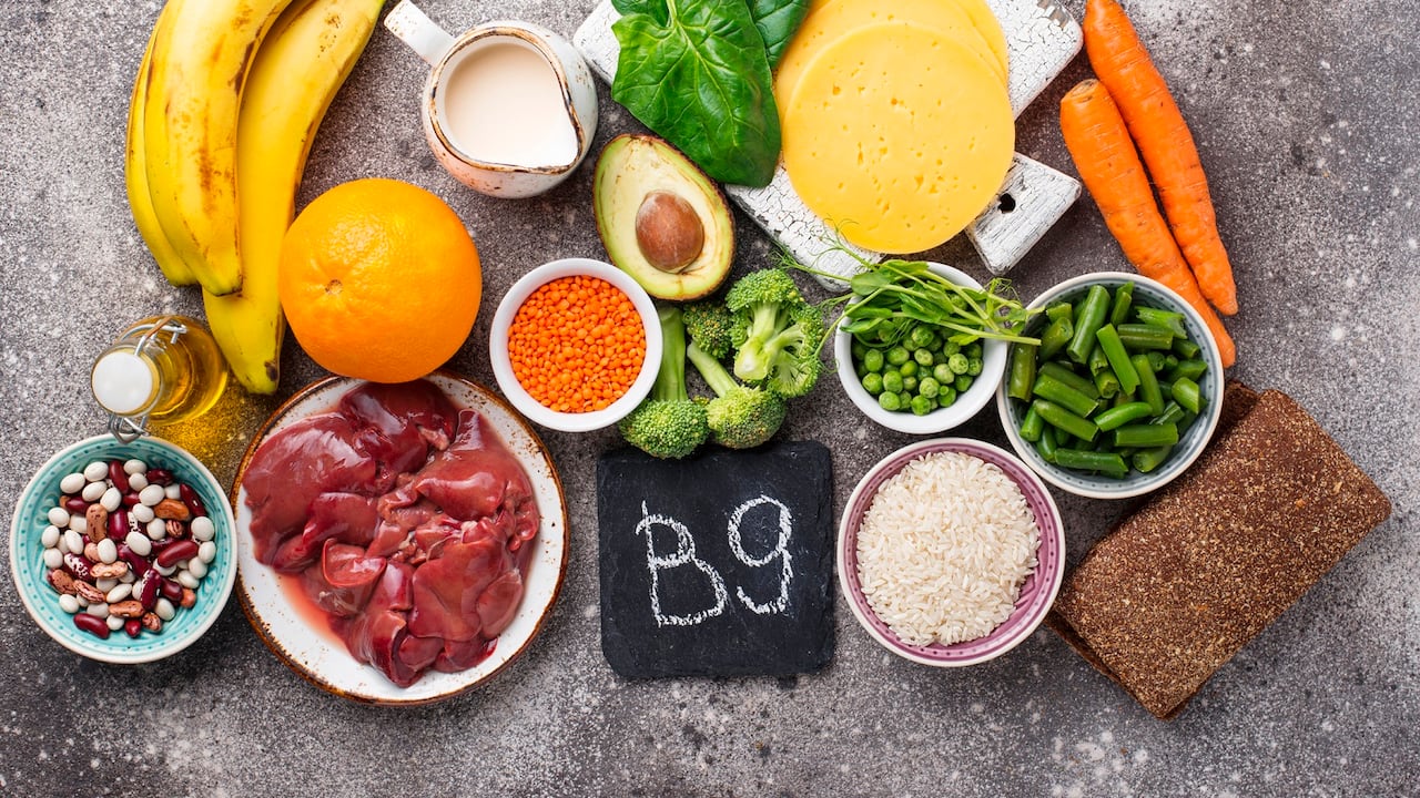 El desperdicio de alimentos se refiere a la disminución en la cantidad o calidad de los alimentos como resultado de las decisiones y acciones de los minoristas, proveedores de servicios alimentarios y consumidores.