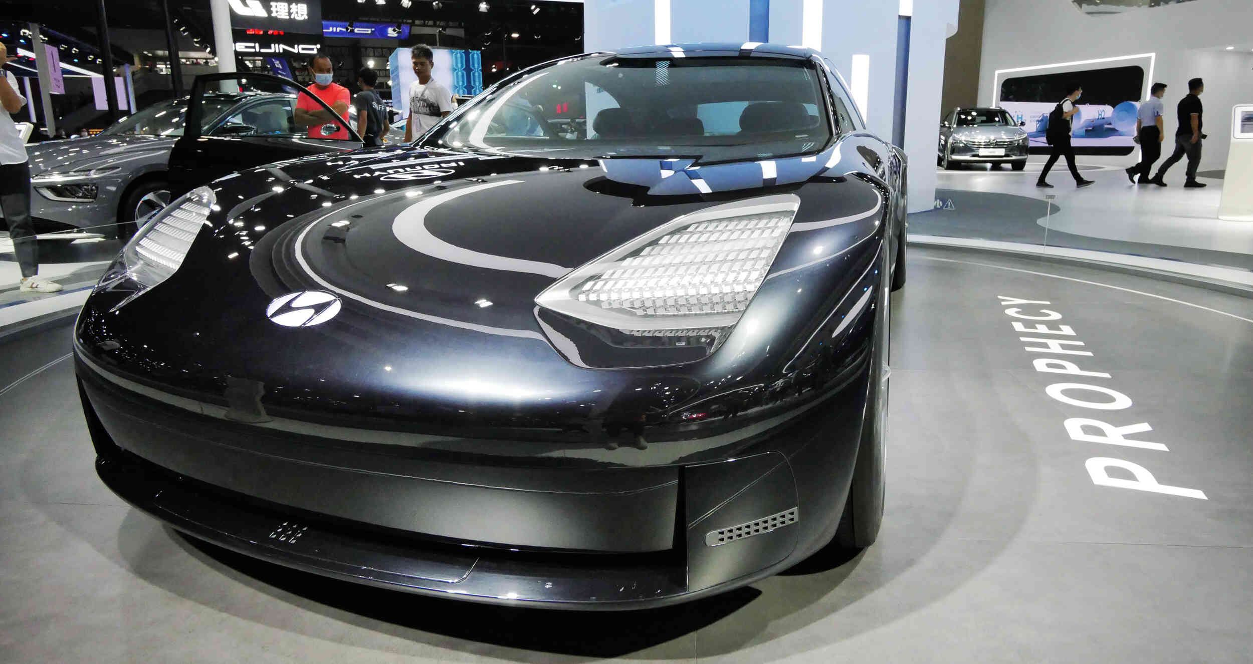 Los esfuerzos de Apple por producir su propio vehículo eléctrico y sin conductor se remontan al 2014, cuando lanzó el Proyecto Titan que implicaba el diseño de su propio carro desde cero. 