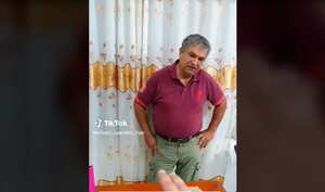 Hombre estalla en cólera y rechaza su regalo de Navidad.