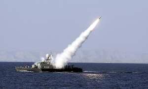 Un misil de alcance intermedio tierra-aire antiradar es lanzado desde un buque de la Armada iraní durante unas maniobras militares en el mar de Omán, cerca del estrecho de Ormuz, en el sur de Irán.