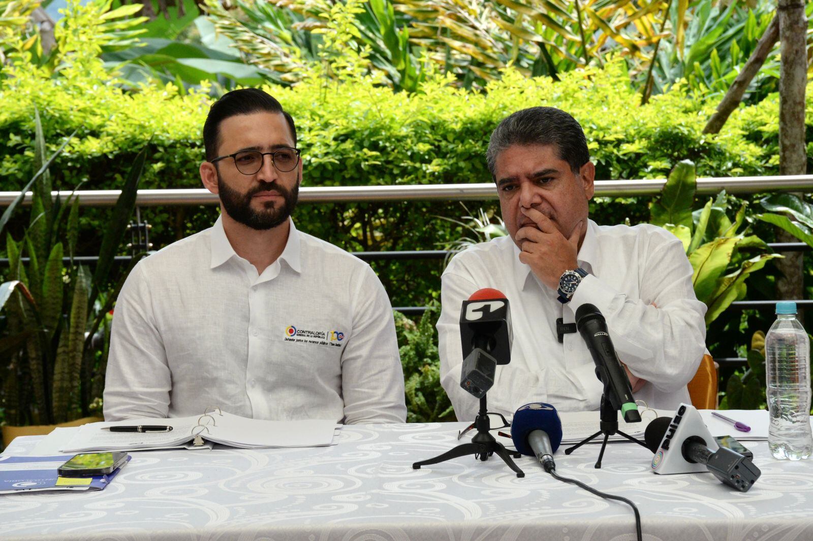 El contralor Carlos Hernán Rodríguez junto al vicecontralor, Carlos Mario Zuluaga.