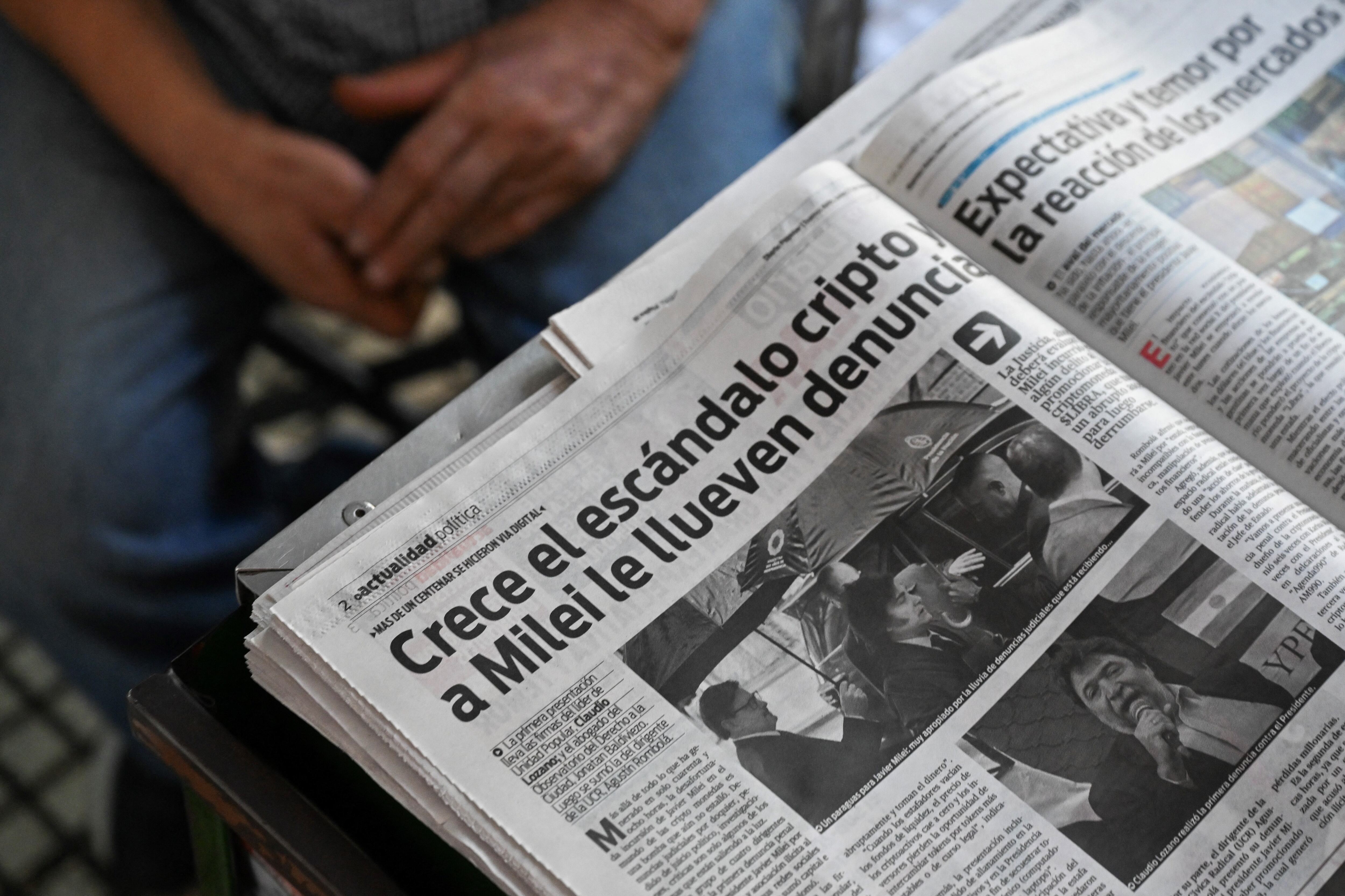 Vista de la portada de un diario argentino con la imagen del presidente Javier Milei.