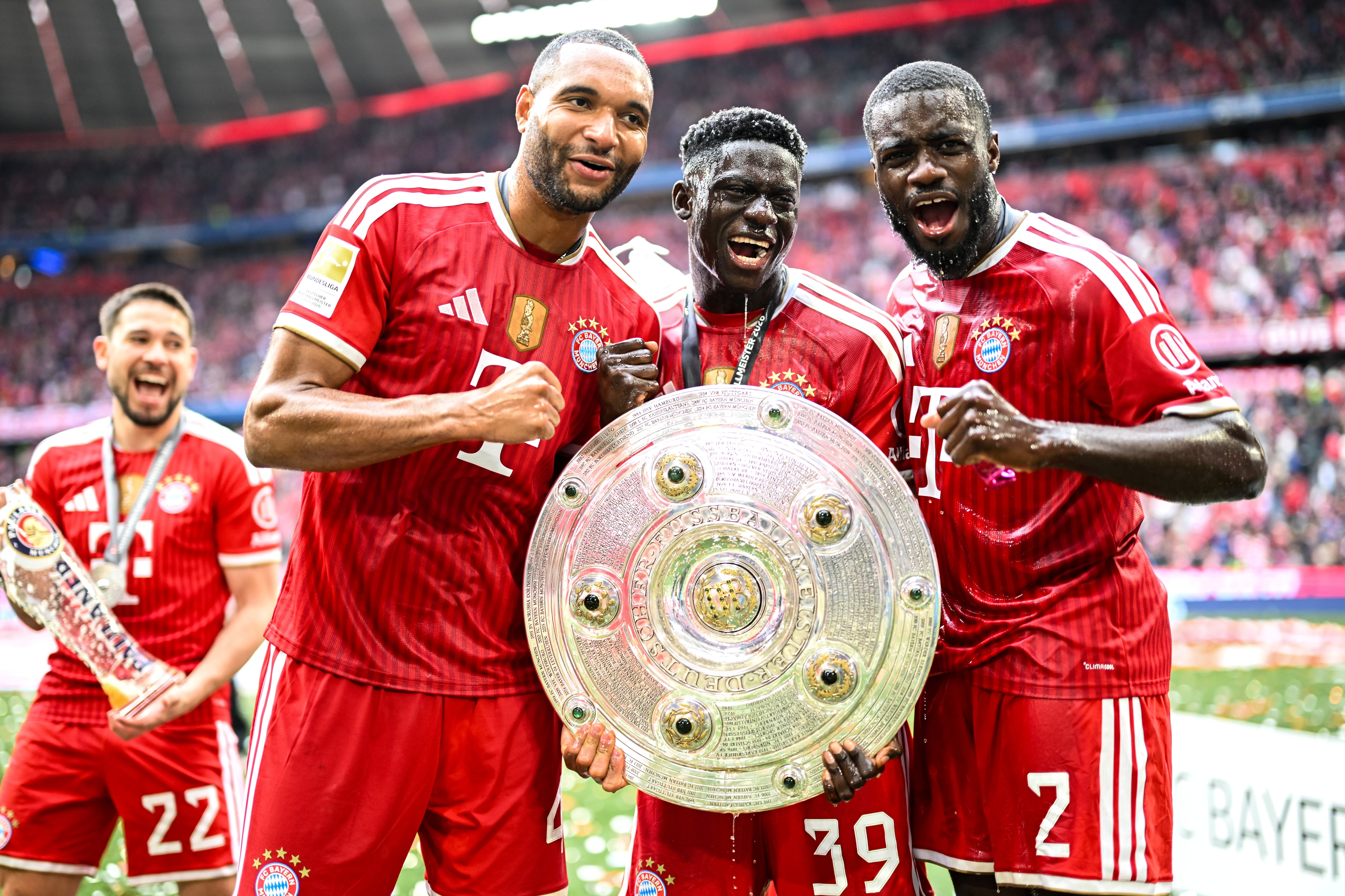 Bara Sapoko Ndiaye (centro) celebrando la obtención de la Bundesliga con Bayern Múnich.